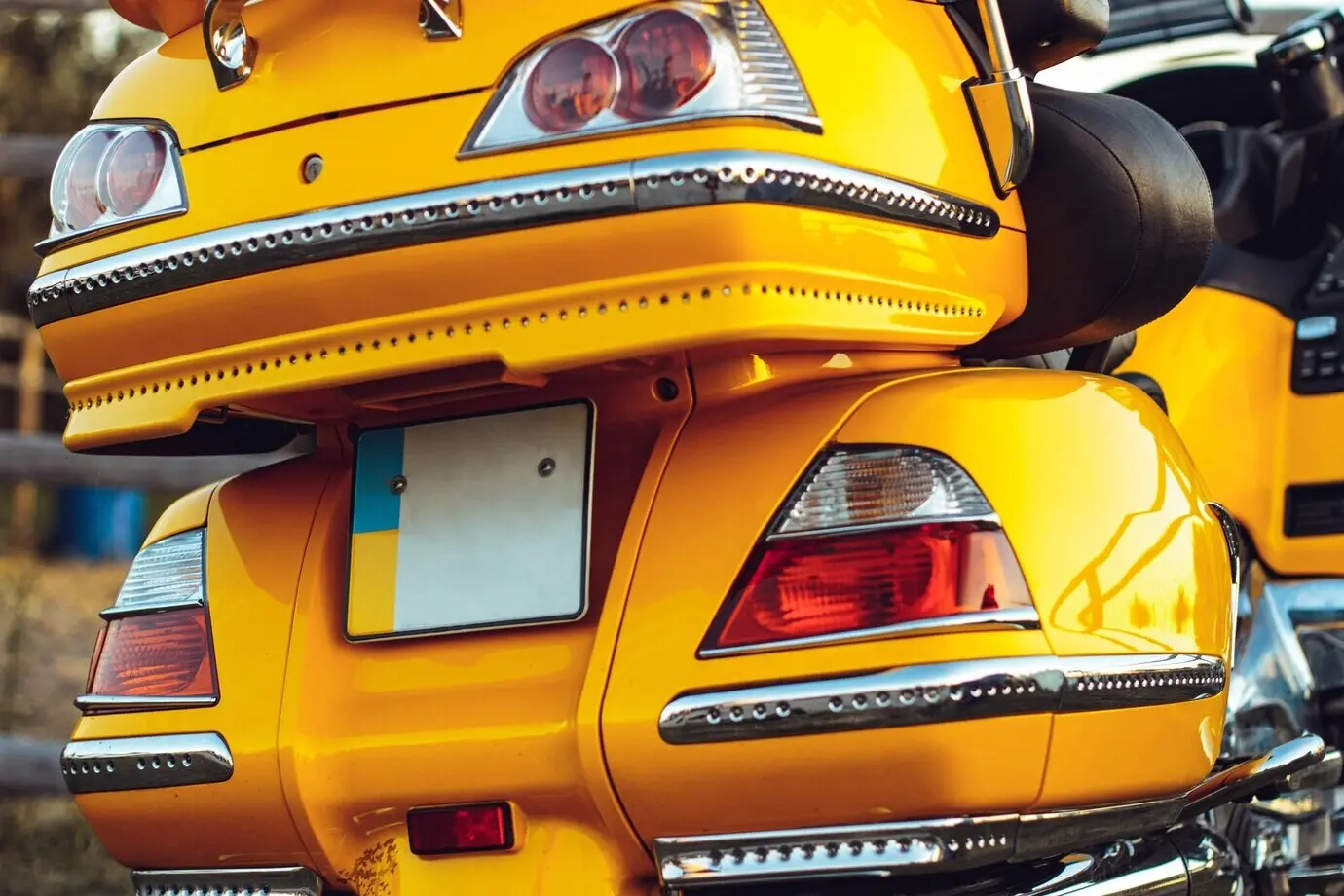 Красивый снимок жёлтого спортивного квадроцикла.