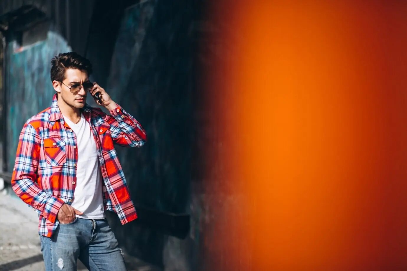 Брутальный мужчина с телефоном