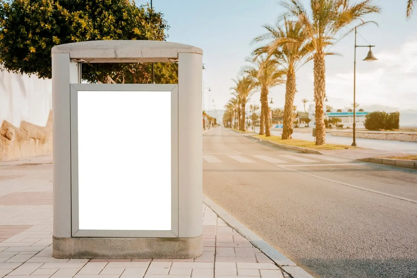 Бетонная урна с белой табличкой